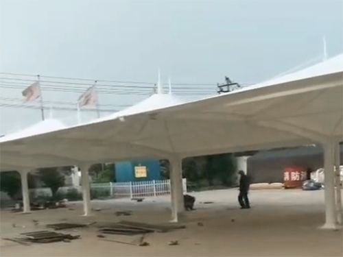 梁山工地膜結(jié)構(gòu)車棚完工